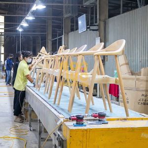 Silla de Comedor de Madera Maciza al por Mayor con Asiento de Cuero PU, Sillón con Acabado en Nogal para Restaurante, Hotel y Mobiliario Comercial - Product Image 3