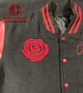 แจ็คเก็ตวาร์ซิตี้ถักนิตติ้งสำหรับผู้ชาย แบบ OEM สั่งทำพิเศษสำหรับฤดูหนาว สไตล์สตรีทแวร์สุดหรู ตกแต่งด้วยงานปักไหมเชนีล ขนแกะ หนัง และกระดุม - Product Image 4