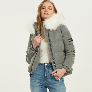 Veste matelassée grise à capuche pour femme avec bordure en fausse fourrure, coupe-vent, manteau d'hiver décontracté, fermeture éclair courte sur le devant, rembourrage épais en polyester - Product Image 5