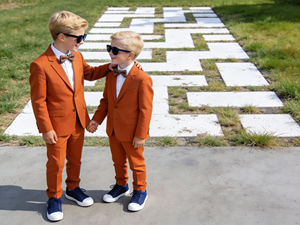 Ensemble de costume 2 pièces pour garçons, couleur orange rouille, avec nœud papillon |   Costume de cérémonie pour enfants : Blazer et pantalon |   Vêtements de cérémonie pour enfants sur mesure - Product Image 1