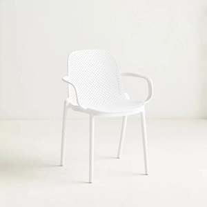 Chaise en plastique multi-usages pour l'intérieur et l'extérieur, idéale pour les espaces commerciaux, avec une construction robuste et une surface facile à nettoyer - Product Image 5