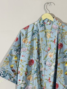 Bata Kimono de Algodón con Estampado Floral Azul Cielo para Mujer, Hecha a Mano, Ligera, con Cinturón - Product Image 4
