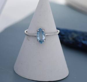 แหวนโทแพซทรงมาร์คีส์สีฟ้าธรรมชาติแท้ ประดับบนตัวเรือนเงินแท้ชุบทอง 14K เหมาะสำหรับงานหมั้น งานแต่งงาน วันครบรอบ และใส่ซ้อนกับแหวนอื่นๆ - Product Image 4