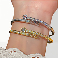 Bracelet tendance en acier inoxydable avec motif cœur pavé de cristaux, style minimaliste, cadeau idéal