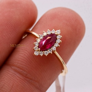 แหวนหมั้นทองคำแท้ 14k สีเหลืองและโรสโกลด์ ประดับด้วยพลอยทับทิมและเพชรธรรมชาติแท้  งานแฮนด์เมด ดีไซน์คลาสสิก ได้รับการรับรองจาก IGI - Product Image 4