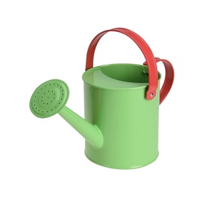 Arrosoir élégant en métal vert avec poignée rouge pour le jardinage, finition peinte durable, utilisation extérieure, bec long. - Product Image 1