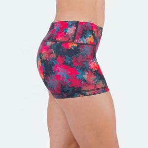 Venta al por mayor de alta calidad gimnasio para mujer correr entrenamiento sublimación botín pantalones cortos transpirable Streetwear con patrón de decoración - Product Image 5