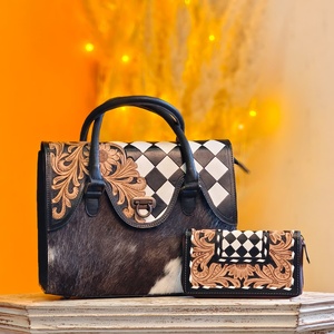 Sac fourre-tout mini Speedy en cuir véritable 100% avec motifs floraux sculptés à la main, motif damier et fourrure de vache - Product Image 2