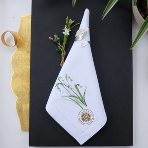 El elegante bordado de lirios agrega un toque floral refinado, perfecto para anfitrionaje y regalos elegantes. - Product Image 3