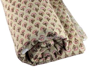 Tissu en coton pur à 100 % imprimé à la main, motif floral indien, rose corail doux, vert mousse clair, de l'Inde - Product Image 1