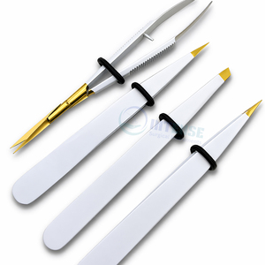 Pinza de Cejas Premium con Recubrimiento de Polvo Blanco, Punta Dorada Inclinada, Pinza de Acero Inoxidable con Tijeras de Resorte para Precisión - Product Image 2