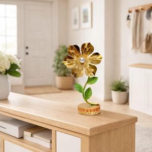 Decoración de flores metálicas doradas con centro de cristal y hojas verdes sobre base de madera para exhibición en mesa. - Product Image 2