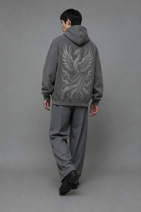 Sweat-shirt gris surdimensionné pour homme OEM ODM avec imprimé phénix au dos et poche kangourou, épaules tombantes, logo personnalisé - Product Image 2
