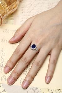 Bague de fiançailles ovale en zircon bleu avec halo de perles d'eau douce, taille brillant, sertie à griffes, bande pavée, argent 925, IGI - Product Image 1