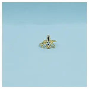 Bague élégante en or avec fleurs et diamants pour femme, design luxueux à pétales ouverts, parfaite pour les mariages, les fiançailles, les fêtes et l'usage quotidien - Product Image 3