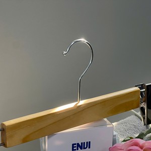 En gros Cintres en bois de haute qualité à un seul niveau avec pinces en fer, durables et antidérapants, pour armoire, salle de bain, salon, nettoyage - Product Image 6