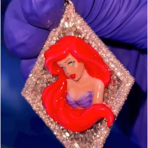 Pendentif personnalisé avec logo, style hip-hop, serti de diamants de laboratoire taille brillant ronds, pour hommes et femmes. - Product Image 1