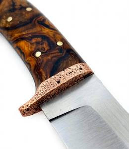 Couteau utilitaire robuste d'extérieur en acier forgé sur mesure avec manche en bois de burl tourbillonné et bolster en cuivre martelé - Product Image 2