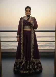 Ensemble prêt-à-porter de designer Jari, comprenant un lehenga en georgette à motifs étoiles avec broderie à sequins et un shrug en georgette à motifs étoiles, avec chemisier assorti. - Product Image 4