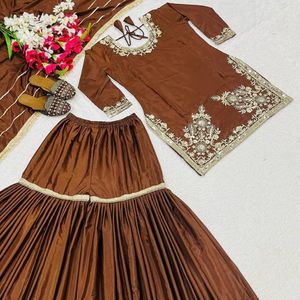 Conjunto de traje Sharara Palazzo de crepé natural con bordado de lentejuelas de 5 mm de diseñador, con top de manga larga completamente cosido y forro interior de microalgodón. - Product Image 1