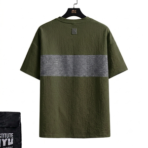 Camiseta oversize personalizada para hombre, color verde oliva, textura arrugada, con franja en contraste en el pecho, panel plateado, estilo streetwear, hombros caídos. - Product Image 2