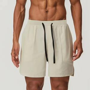 Shorts de sport athlétiques pour hommes en polyester et élasthanne, personnalisables en gros, avec poches zippées pour l'entraînement et le fitness - Product Image 2
