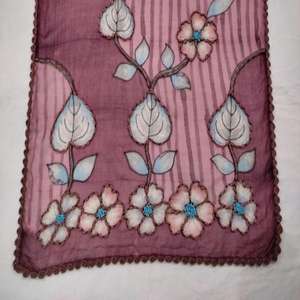 Châle élégant pour femme en laine mérinos de qualité supérieure, imprimé et dessiné à la main, long, léger, doux, chaud, antibactérien, respirant - Product Image 2