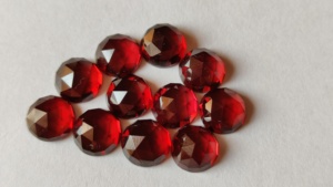 Venta al por mayor de granate rojo natural de 6 mm, cabujón redondo con corte rosa, piedra preciosa suelta calibrada de base plana, lote a granel para fabricación de joyas - Product Image 2