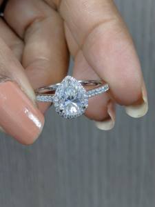 Anillo de compromiso y boda con halo de oro blanco macizo de 10k/14k/18k y diamante de laboratorio con corte de pera de 1 quilate para mujer - Product Image 3