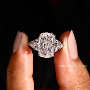 Bague de fiançailles en or massif 14K 18K avec diamant de laboratoire taille coussin certifié IGI, trois pierres et diamants latéraux taille trilune - Product Image 1