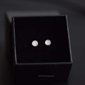 Pendientes pequeños de piedra lunar arcoíris, plata de ley, joyería de piedra lunar, piedra de nacimiento de junio, pendientes de piedras preciosas, regalo para ella - Product Image 2