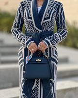 Robe de soirée formelle pour femme, bleu marine, en mousseline de soie, brodée, unie, perlée, longueur ras du sol, col en V, manches longues, style portefeuille, coupe trapèze, modeste