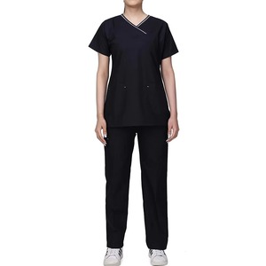 Haut de blouse médicale noir pour femme à col en V, manches courtes, en polyester tissé, uniforme d'hôpital avec surpiqûres contrastées - Product Image 1