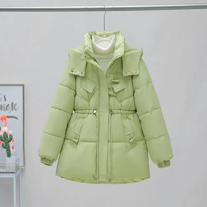 Veste d'hiver longue matelassée pour femme avec logo personnalisé, capuche et fermeture éclair, couleur verte unie, épaisse, en duvet, doudoune - Product Image 1