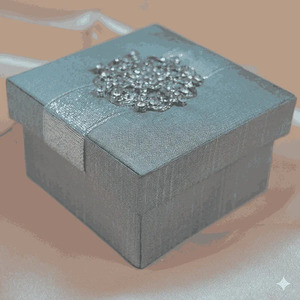 Caja de Regalo de Lujo en Color Gris Plateado con Aspecto de Seda, Broche de Filigrana de Cristal y Cinta Plateada, Caja de Regalo Cuadrada con Tapa Desmontable - Product Image 5