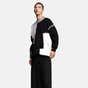 Suéter de hombre con bloques de color, tejido de punto trenzado, estilo oversized. - Product Image 2