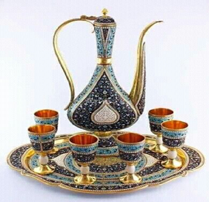 Majestueuse carafe dorée en forme de poire avec mosaïque bleue et tasses assorties. Disponible à prix de gros - Product Image 1