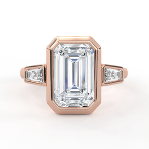 แหวนเพชรทรงเหลี่ยมมรกต 14K 18K ทองคำขาว ประดับเพชรแล็บโกรว์ 3 เม็ด ดีไซน์โมเดิร์นทรงสี่เหลี่ยมคางหมู ฝังเพชรด้านข้างแบบเบเซล แหวนหมั้นทรงเรขาคณิต - Product Image 2