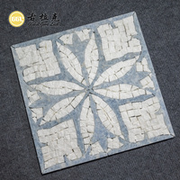 Mosaïque de marbre blanc Thassos à motif floral bleu accrocheur, design carré découpé au jet d'eau pour la décoration murale moderne des cuisines et salles de bain