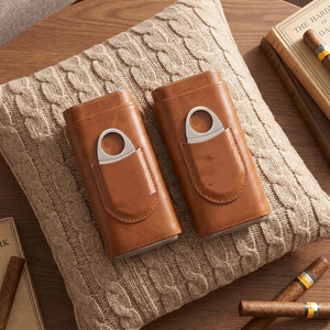 Estuche para cigarros de cuero genuino con cortador integrado y soporte para accesorios, ideal para regalo y uso personal. - Product Image 4