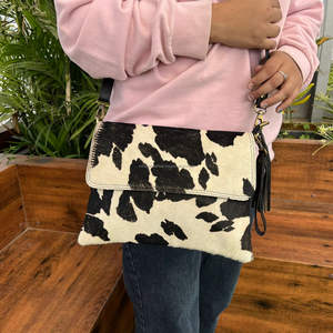 Bolso cruzado de piel de vaca para mujer, hecho a mano, con patrón de serpiente, cadenas con borlas, personalizable, novedad de 2024 - Product Image 4