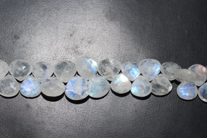 Cuentas en forma de corazón facetadas de piedra lunar arcoíris 9,5-10,5mm 8 pulgadas piedra Natural de Corte Lateral al por mayor para la fabricación de joyas - Product Image 3