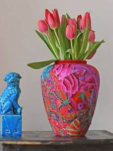 Jarrón de Cerámica Hecho a Mano por Linea Exports Inc, Redondo, Negro Brillante con Diseño Floral Pintado, Estilo Bohemio, Decoración de Mesa - Product Image 3