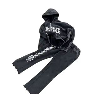 Conjunto de Sudadera con Capucha y Pantalones Acampanados Rojos Personalizados con Efecto Desgastado, Estilo Vintage, Dos Piezas, Ropa Deportiva Urbana con Estampado Gráfico para Hombre - Product Image 2