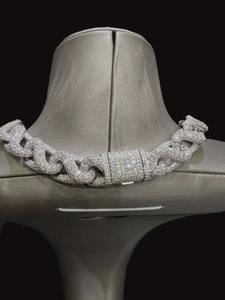 Collar de cadena cubana estilo hip hop moderno, plata de ley 925 con piedras de moissanita VVS, disponible a precio de exportación desde India. - Product Image 4