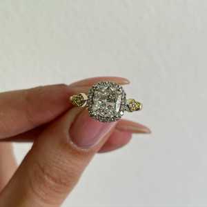 Bague de fiançailles en or 14k 18k avec diamant de laboratoire taille coussin de 2,50 carats, style vintage, halo et griffes, pour mariages et alliances, vente en gros fabricant - Product Image 3