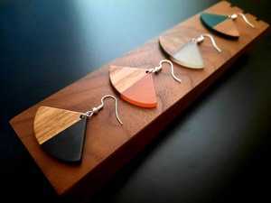 Boucles d'oreilles pendantes en résine naturelle et bois MN EXPORTS, faites à la main, style bohème, bijoux artisanaux, personnalisables, uniques, légères et tendance pour femmes - Product Image 2