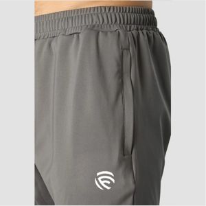 Pantalones deportivos color carbón diseñados para el gimnasio y con tela elástica de poliéster y elastano con paneles de malla para ventilación. - Product Image 3