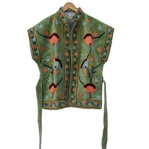 Chaqueta de Terciopelo Boho Suzani para Mujer, Chaleco Corto Étnico con Bordado Floral, Cuello Alto, Hecho a Mano, Prenda Moderna - Product Image 4