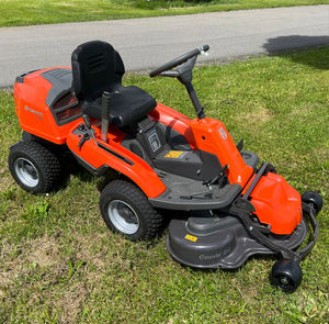 Tondeuse autoportée Husqvarna Rider R214C avec plateau de coupe avant, tracteur de jardinage durable pour usage commercial, ensemble d'équipement - Product Image 1